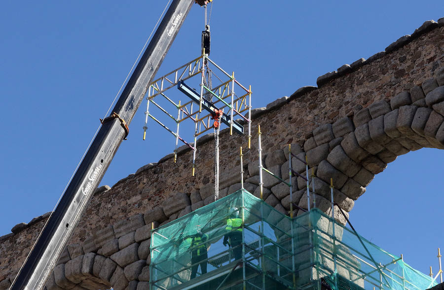 Fotos: Retiran a la Virgen del Acueducto para su restauración