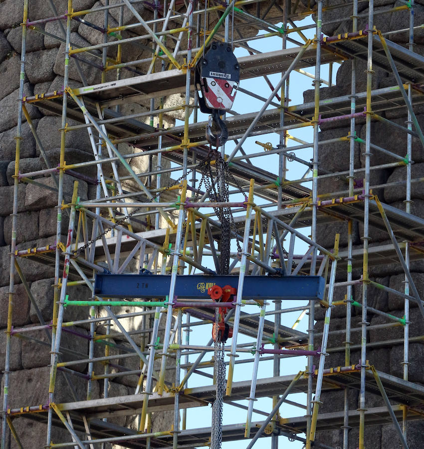 Fotos: Retiran a la Virgen del Acueducto para su restauración