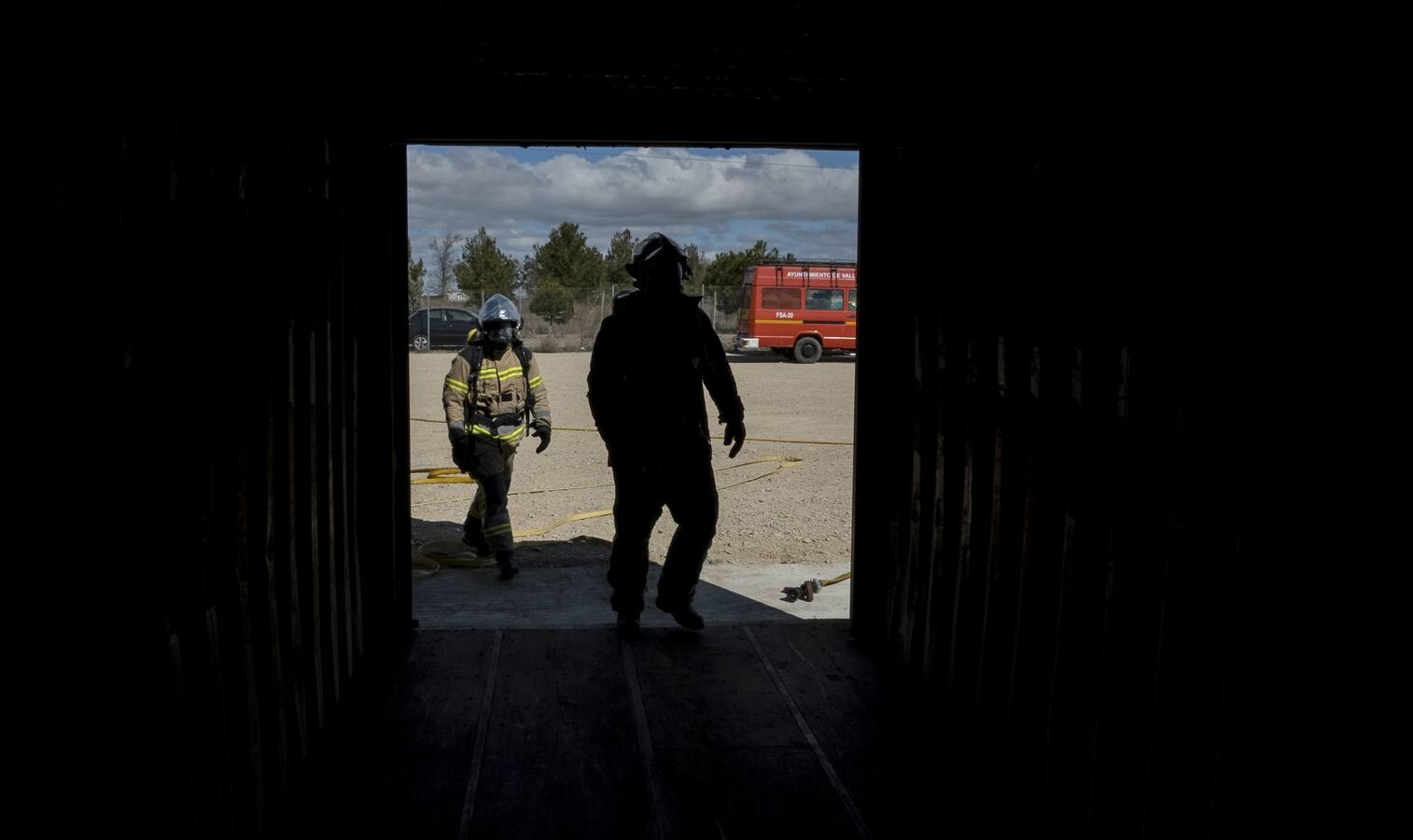 Los bomberos de Valladolid realizan un entrenamiento en el parque de el Rebollar.