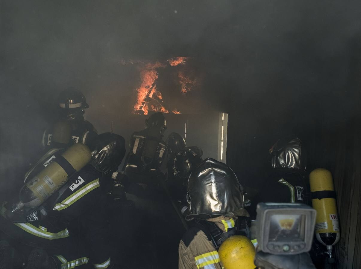 Los bomberos de Valladolid realizan un entrenamiento en el parque de el Rebollar.