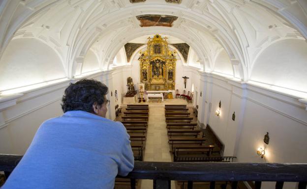 Javier López, cofrade de San Isidro, acodado en el coro de la ermita.