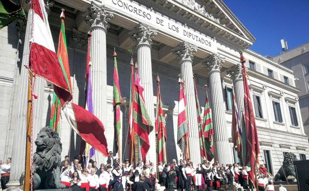 Galería. Los pendones de León desfilan ante el Congreso de los Diputados.