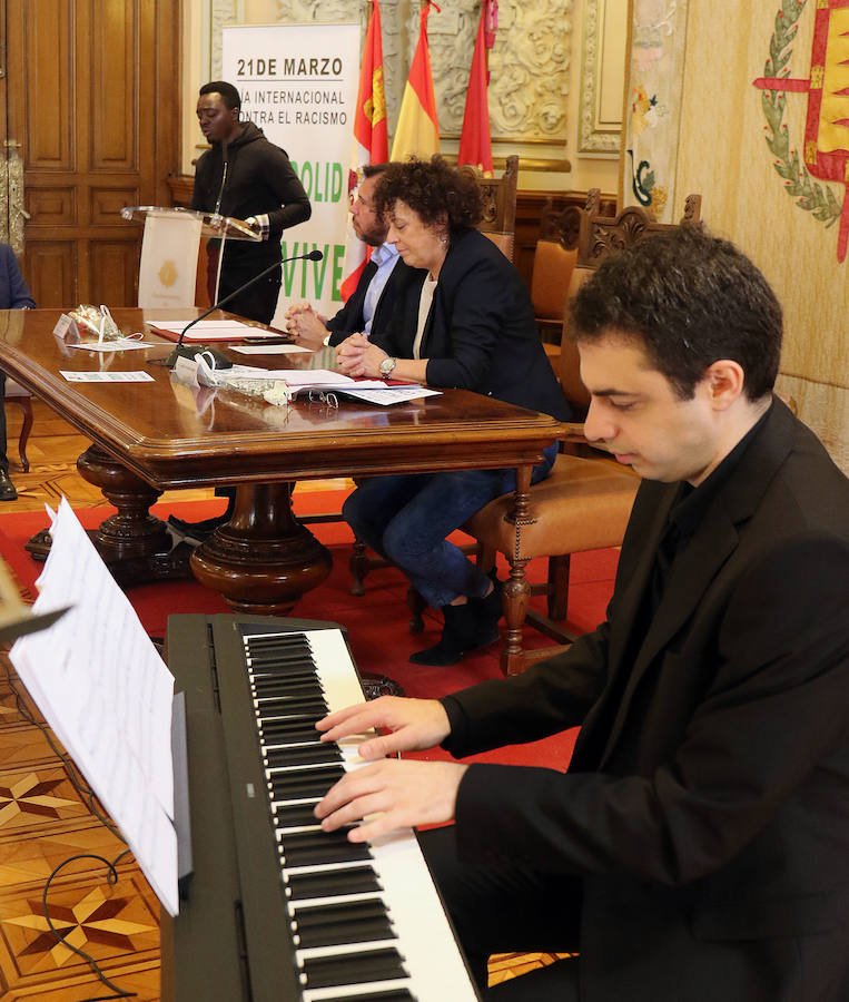 El salón de recepciones del Ayuntamiento de Valladolid ha acogido el acto para conmemorar el Día Internacional contra el Racismo.