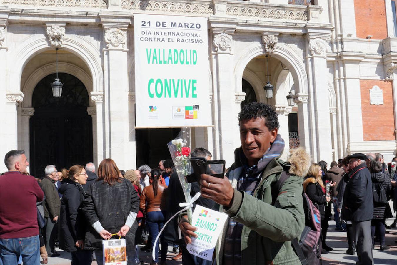 El salón de recepciones del Ayuntamiento de Valladolid ha acogido el acto para conmemorar el Día Internacional contra el Racismo.
