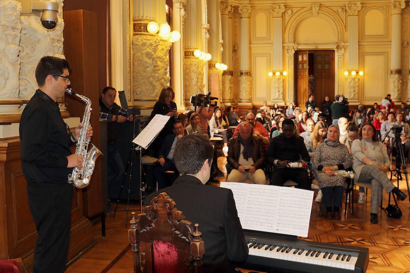El salón de recepciones del Ayuntamiento de Valladolid ha acogido el acto para conmemorar el Día Internacional contra el Racismo.