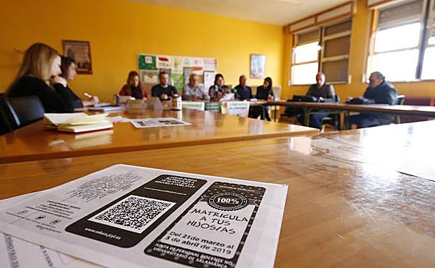 Miembros de la Junta de Personal Docente no Universitario lanza una campaña con motivo del periodo de escolarización en los centros públicos. 