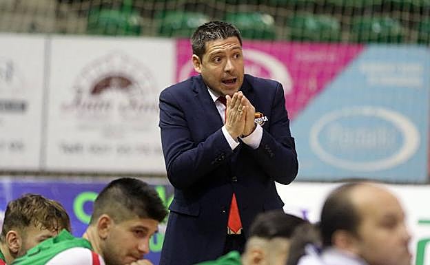 Diego Gacimartín, con Chus en el banquillo, durante un anterior partido.