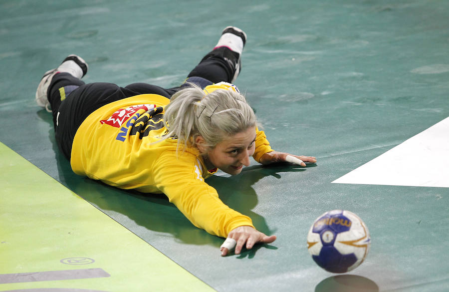 Fotos: Las Guerreras ganan a Serbia en su segundo partido en Palencia (31-28) 1/2