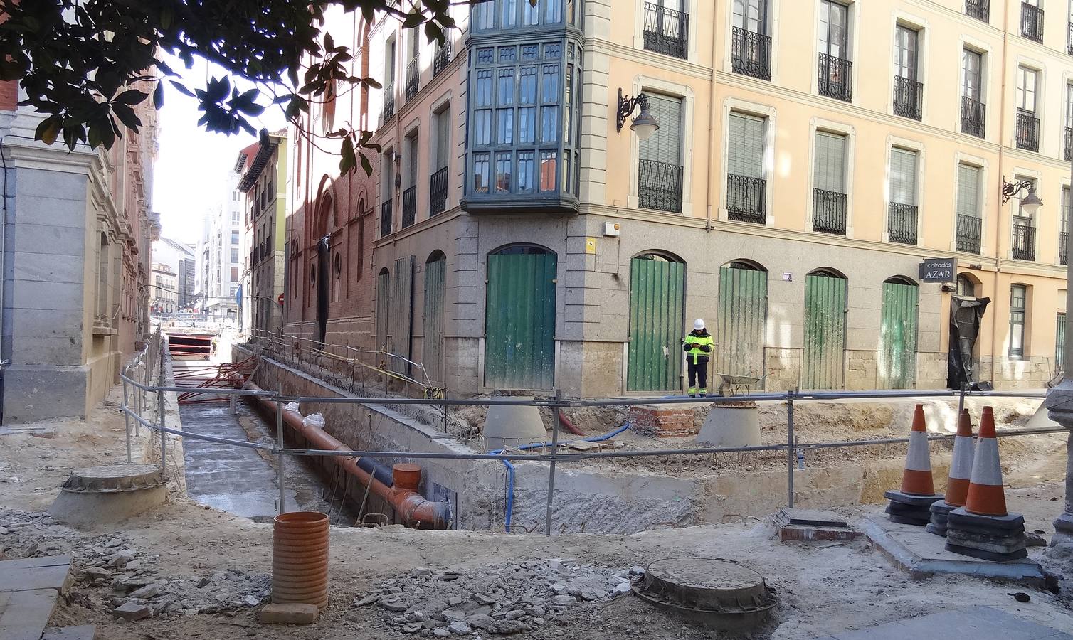 Obras para sacar las rampas del aparcamiento de la Plaza Mayor en las calles Jesús y Manzana.