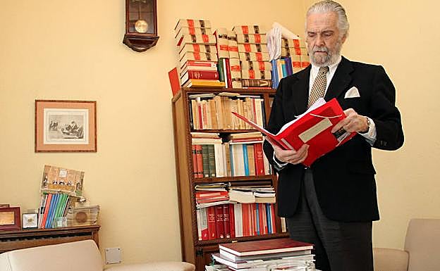 El fiscal jefe de Segovia, Antonio Silva, hojea unos documentos en su despacho. 