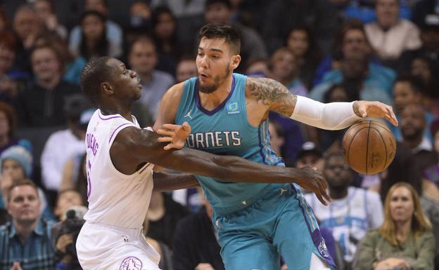 Luol Deng bloquea a Willy Hernangomez.