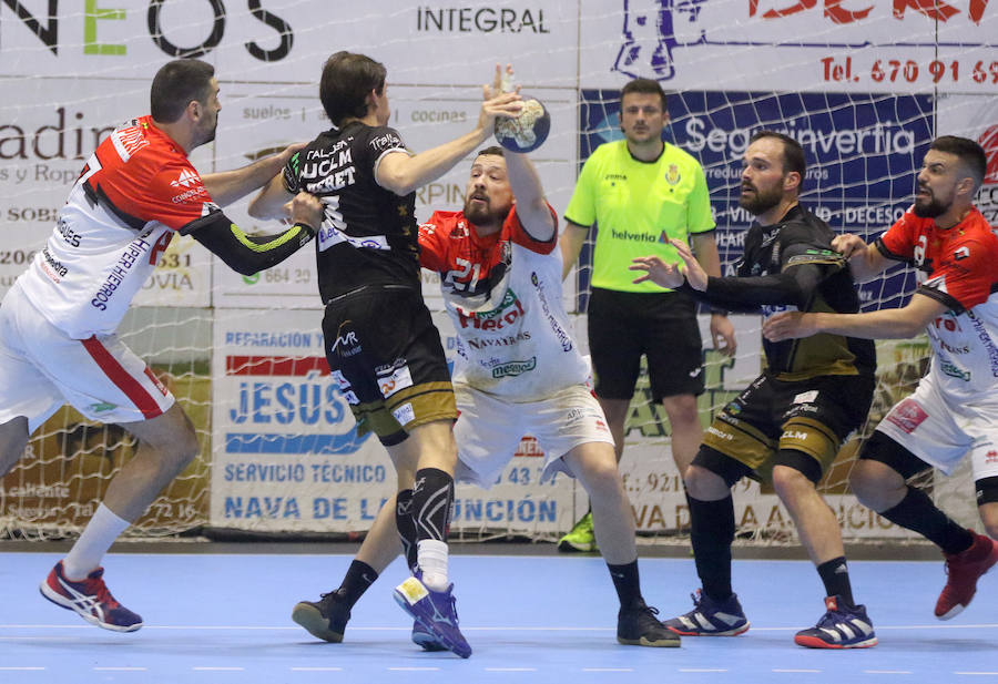 Fotos: Gran victoria del Balonmano Nava ante Alarcos que le coloca a un paso de la Liga Asobal
