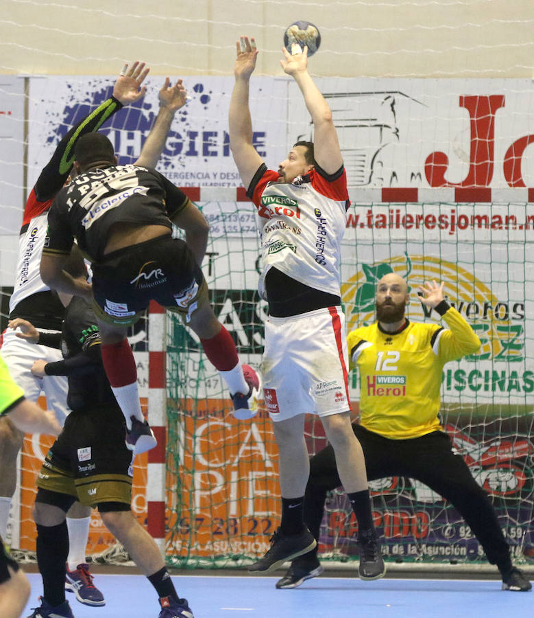 Fotos: Gran victoria del Balonmano Nava ante Alarcos que le coloca a un paso de la Liga Asobal