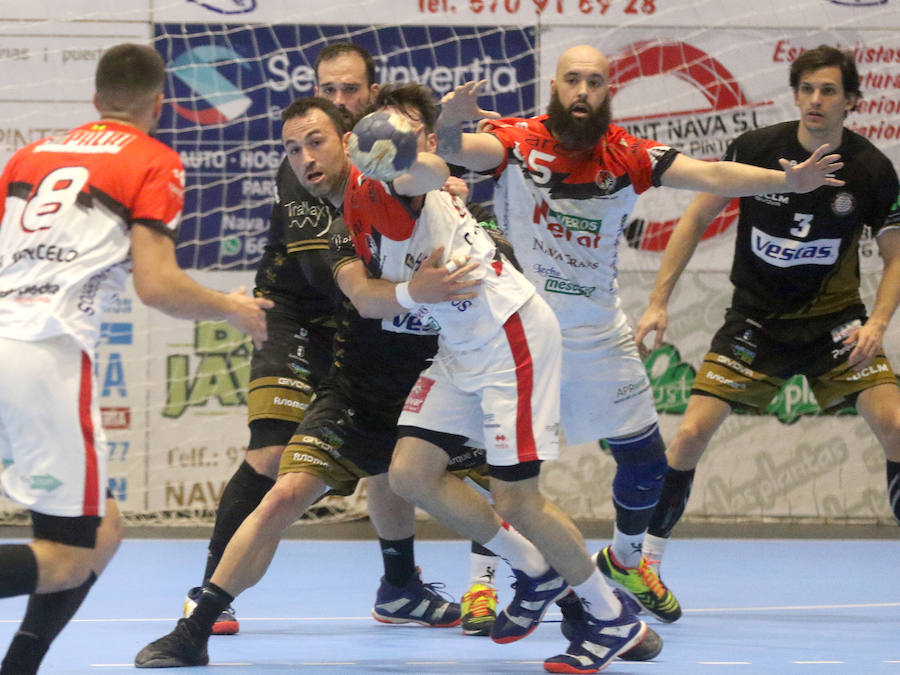 Fotos: Gran victoria del Balonmano Nava ante Alarcos que le coloca a un paso de la Liga Asobal