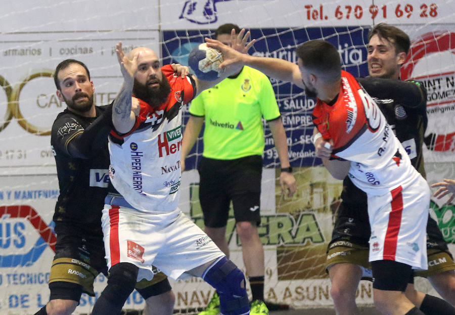 Fotos: Gran victoria del Balonmano Nava ante Alarcos que le coloca a un paso de la Liga Asobal