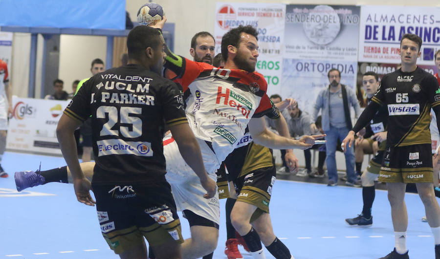 Fotos: Gran victoria del Balonmano Nava ante Alarcos que le coloca a un paso de la Liga Asobal