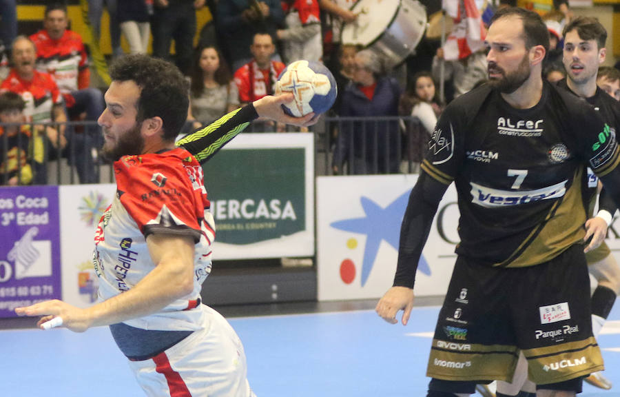 Fotos: Gran victoria del Balonmano Nava ante Alarcos que le coloca a un paso de la Liga Asobal