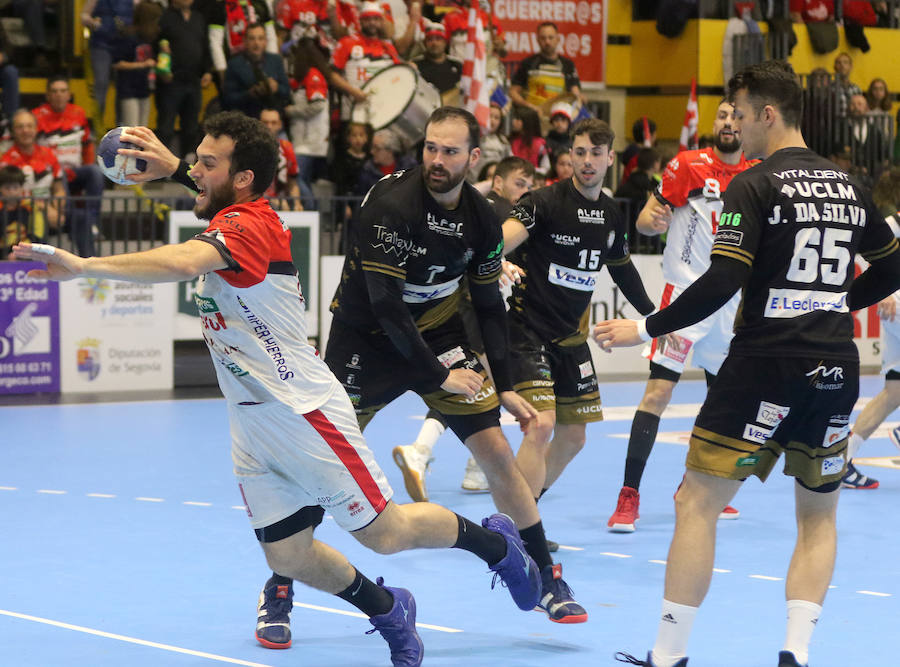 Fotos: Gran victoria del Balonmano Nava ante Alarcos que le coloca a un paso de la Liga Asobal