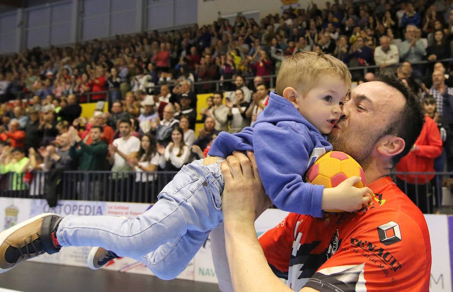 Fotos: Gran victoria del Balonmano Nava ante Alarcos que le coloca a un paso de la Liga Asobal