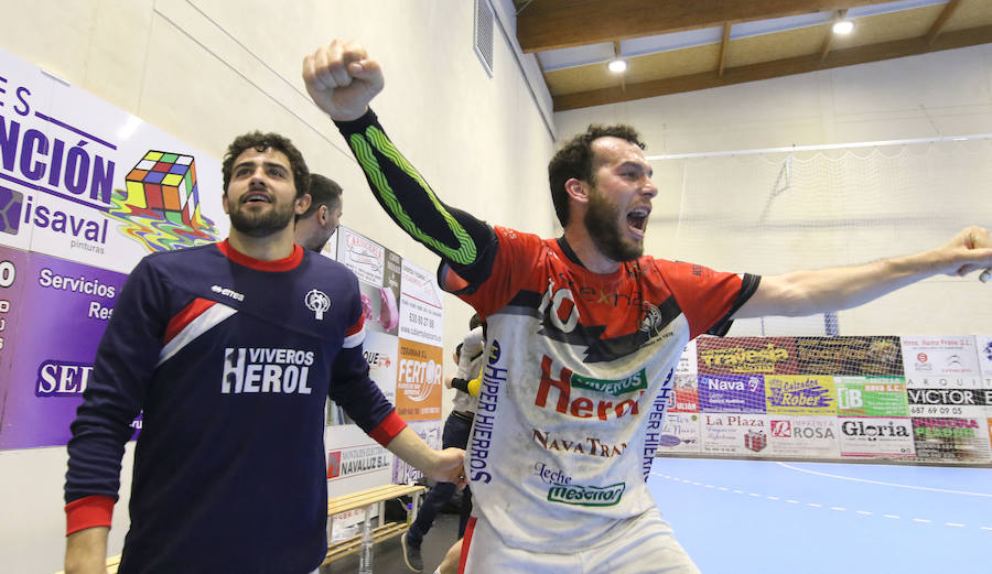 Fotos: Gran victoria del Balonmano Nava ante Alarcos que le coloca a un paso de la Liga Asobal