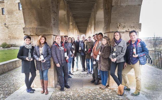 Los bodegueros y los responsables de la Denominación de Origen Arlanza posan con sus productos en Lerma. 