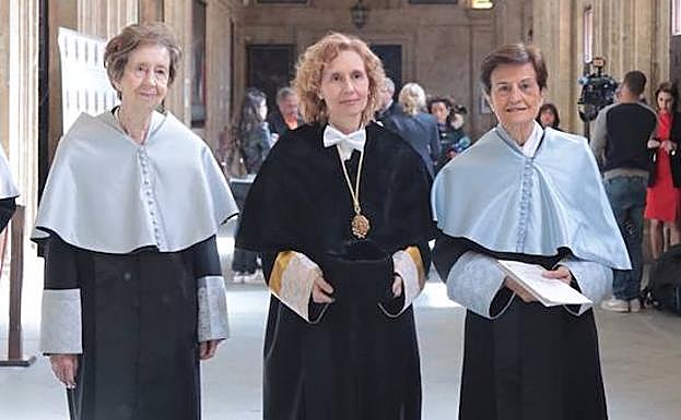 La rectora Mirian Cortés (centro), acompañada por Margarita Salas y Adela Cortina.