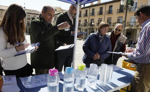 Varios vecinos participan ayer en la cata de agua .