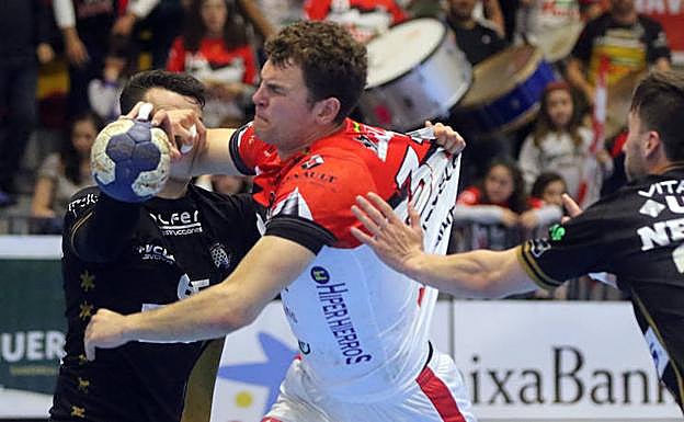 Kisselev es agarrado por la camiseta en un momento del partido.