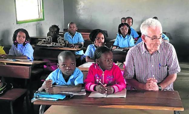 Jesús Torres, con un grupo de niños en una clase. 