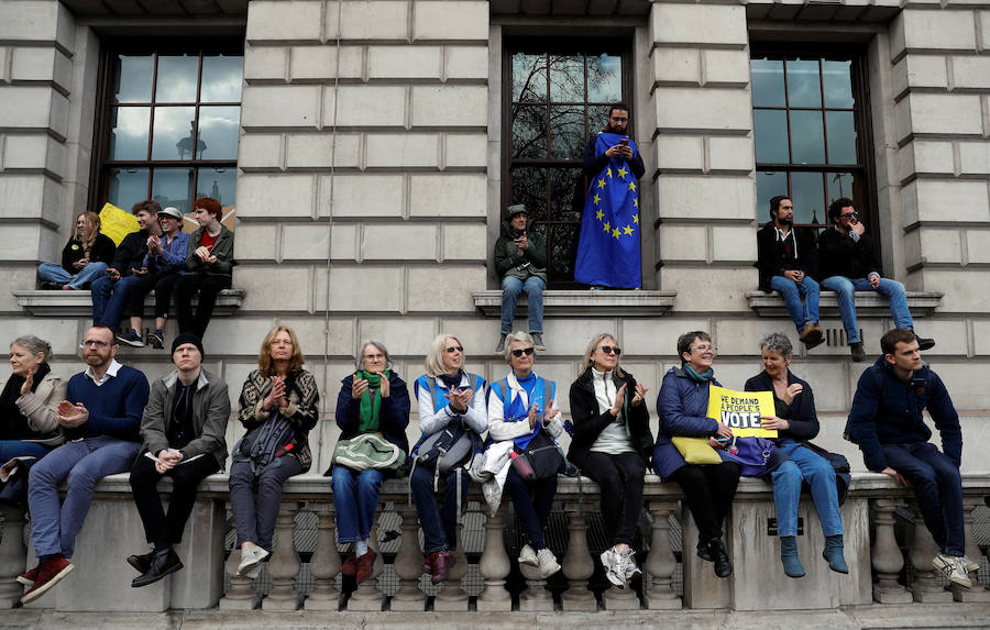 Un millón de británicos, según los organizadores, procedentes de las islas escocesas, de Bristol, Mánchester o Leeds se han manifestado por el centro de Londres para exigir que se celebre un segundo referéndum sobre el 'Brexit'.