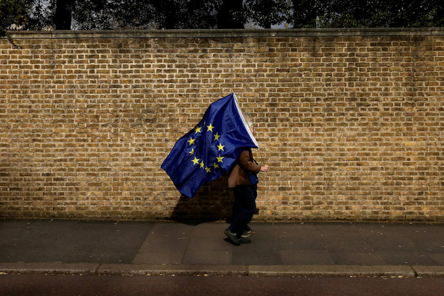 Un millón de británicos, según los organizadores, procedentes de las islas escocesas, de Bristol, Mánchester o Leeds se han manifestado por el centro de Londres para exigir que se celebre un segundo referéndum sobre el 'Brexit'.