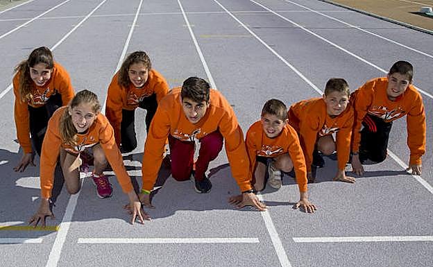 Ángela, María, Carmen, Vicente, Miguel, Isaac y Pedro,la prole de Isaac Viciosa y Teresa Villa, posan en las pistas de Río Esgueva. 
