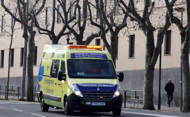 Una ambulancia de emergencias sanitarias circula por una calle de Segovia. 