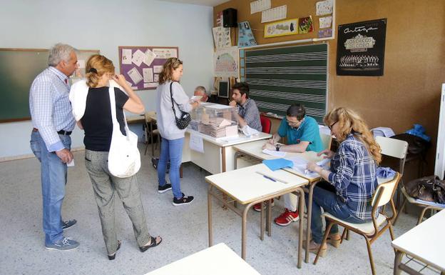 Una joven vota en un colegio electoral de Palencia en las elecciones generales. 