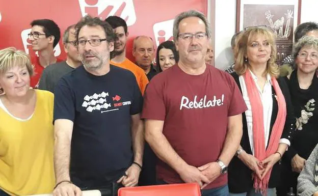 Francisco Guarido, junto a Miguel Ángel Viñas y militantes de Izquierda Unida de Zamora. 