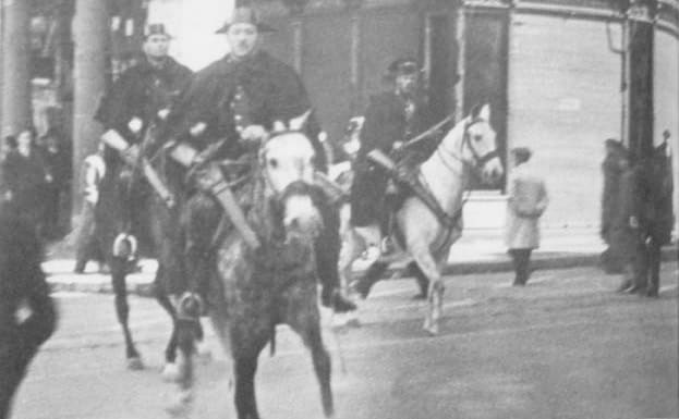 Policía a caballo patrullando las calles el 4 de marzo de 1934. 