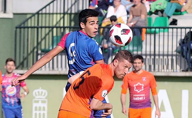 El delantero gimnástico Gómez intenta el remate durante el partido frente al Burgos Promesas 2000