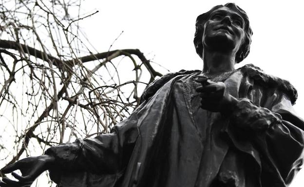 Imagen de una estatua de la líder del movimiento sufragista Emmeline Pankhurst (1858-1928) frente al Parlamento de Londres. 