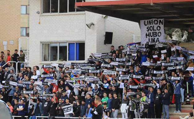 Seguidores de Unionistas ante el Fuenlabrada. 