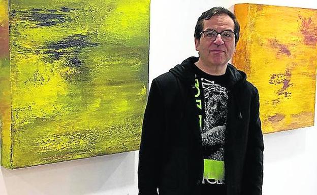 Alberto Reguera, en la galería parisina, junto a dos obras. 