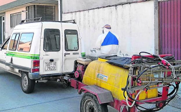 Trabajadores municipales, con el vehículo para fumigar. 