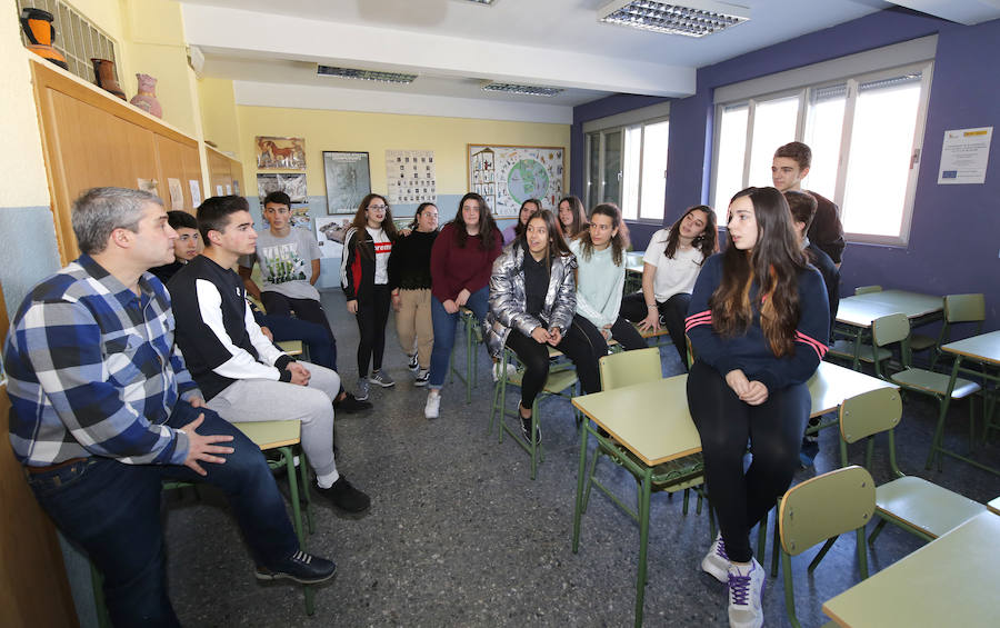 El coordinador del Bachillerato de Investigación del Alonso Berruguete, David Ruiz, con sus alumnos.