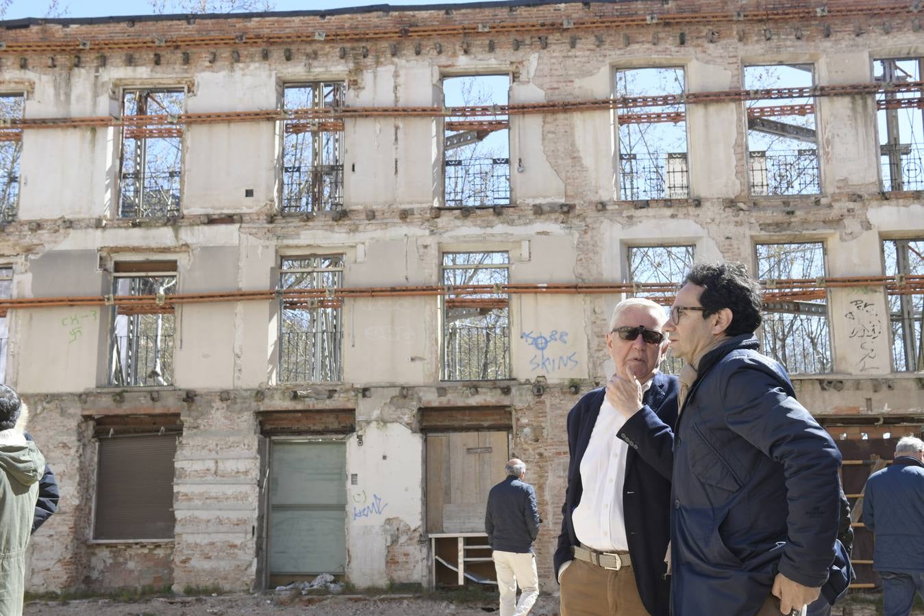 El alcalde de Valladolid, Óscar Puente, y el concejal de Urbanismo, Manuel Saravia, así como representantes de las empresas gestora, comercializadora y de la cooperativa han participado hoy en el acto de colocación de la primera piedra de este edificio
