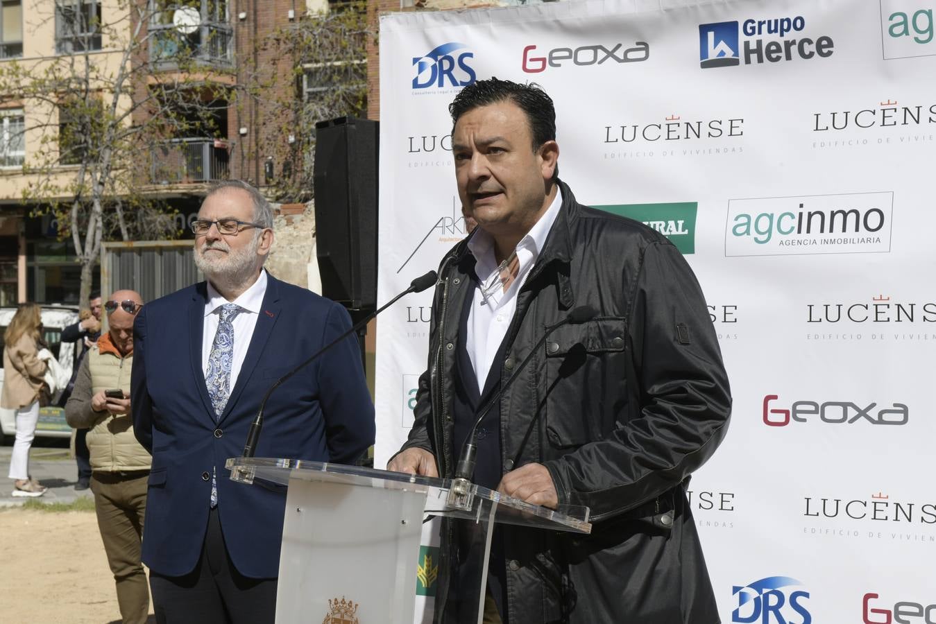 El alcalde de Valladolid, Óscar Puente, y el concejal de Urbanismo, Manuel Saravia, así como representantes de las empresas gestora, comercializadora y de la cooperativa han participado hoy en el acto de colocación de la primera piedra de este edificio