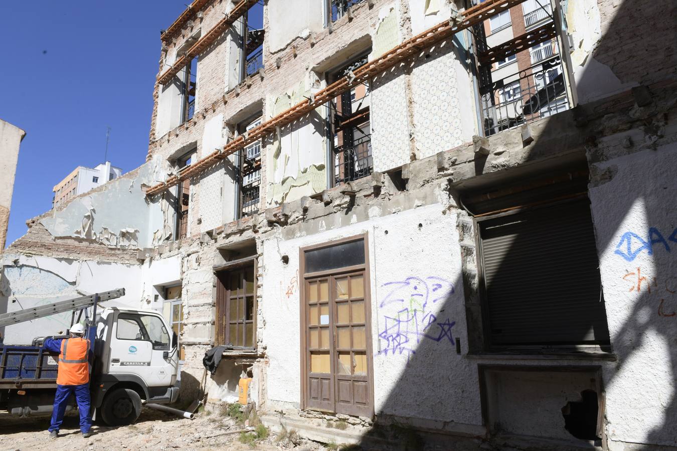 El alcalde de Valladolid, Óscar Puente, y el concejal de Urbanismo, Manuel Saravia, así como representantes de las empresas gestora, comercializadora y de la cooperativa han participado hoy en el acto de colocación de la primera piedra de este edificio
