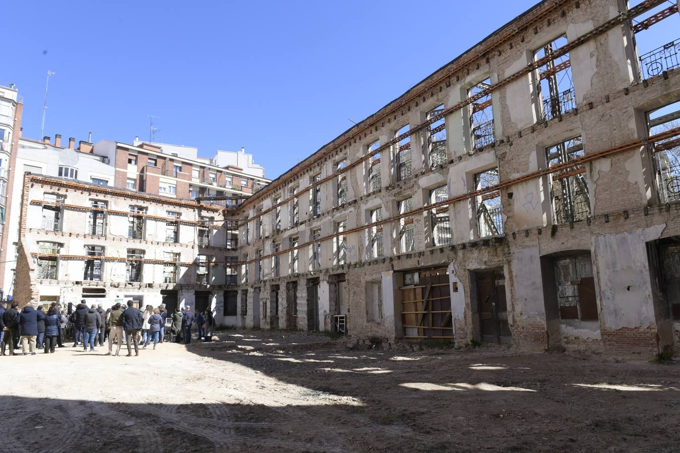 El alcalde de Valladolid, Óscar Puente, y el concejal de Urbanismo, Manuel Saravia, así como representantes de las empresas gestora, comercializadora y de la cooperativa han participado hoy en el acto de colocación de la primera piedra de este edificio