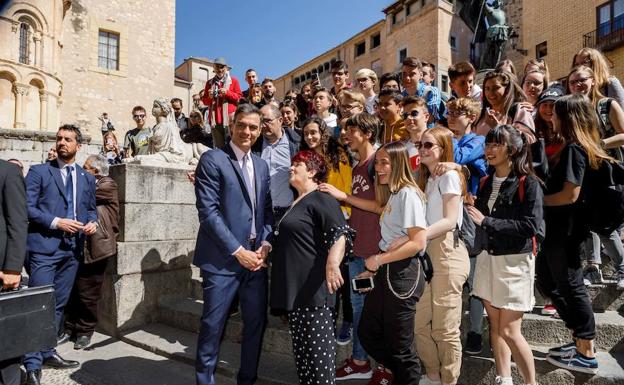 El presidente del Gobierno, Pedro Sánchez, y la alcaldesa de Segovia, Clara Luquero, junto a un grupo de estudiantes. 