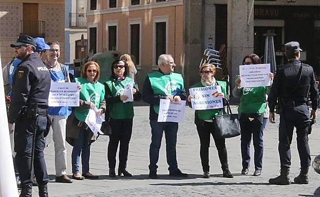 Protesta de los funcionarios de la cárcel de Perogordo, este martes en la Plaza Mayor de Segovia.