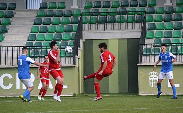 Momento del pasado derbi disputado entre el Unami y el Cuéllar.