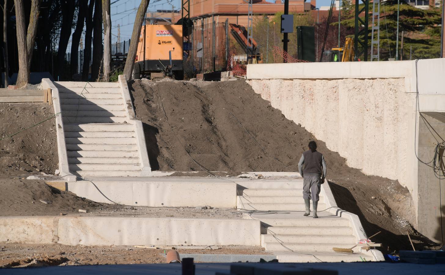 Los operarios aceleran durante estos días el ritmo de los trabajos para rematar los tramos de escaleras, las rampas a ambos lados de la vía y para colocar las barandillas metálicas de seguridad que permitirán acceder al paso que salvará el lecho ferroviario para comunicar bajo las vías los dos bordes del barrio